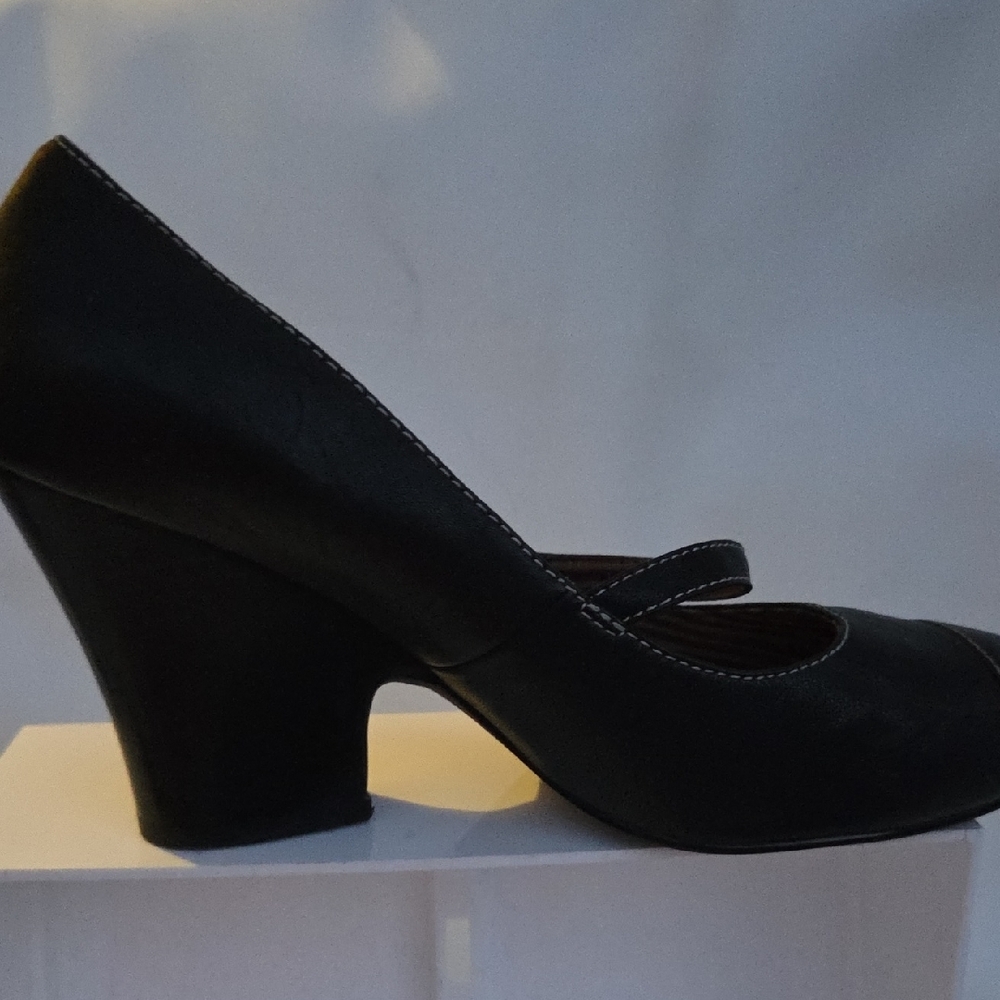 Chic Black Mary Jane Heels - Picture 7 of 7